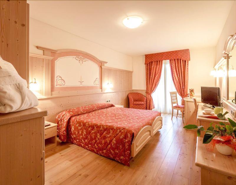 Beverly Alps Hotel & Spa Pinzolo Ngoại thất bức ảnh
