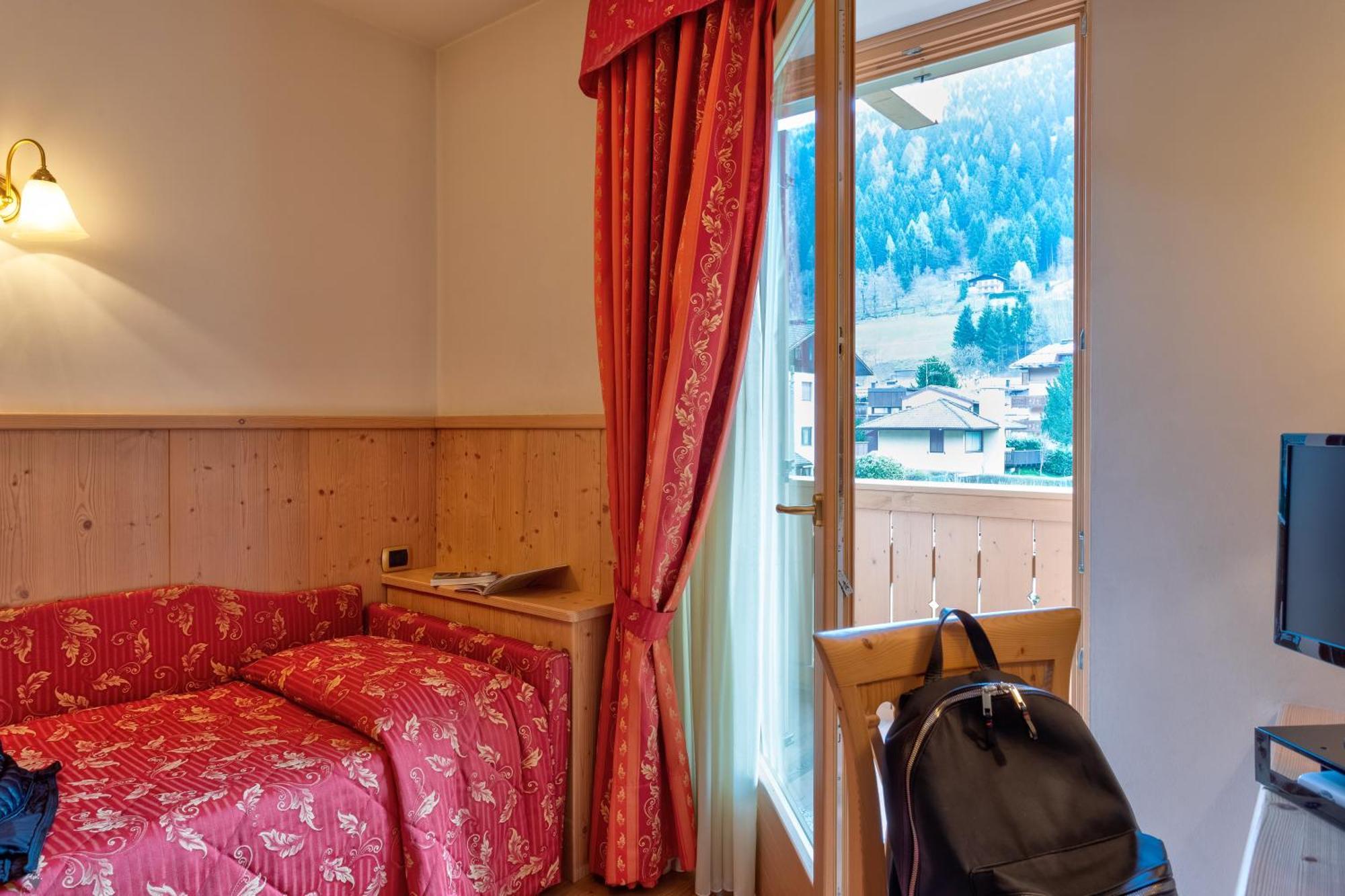 Beverly Alps Hotel & Spa Pinzolo Phòng bức ảnh